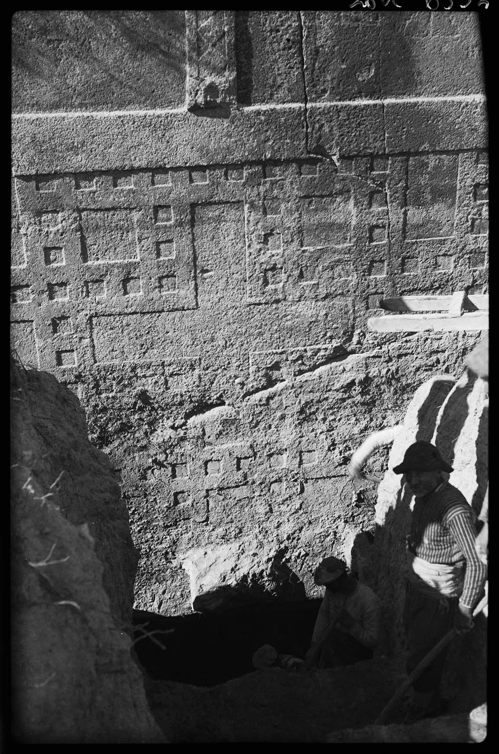 Détail du monument en cours de fouille